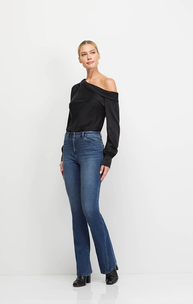 Weekender - Wide-Leg Jeans In Stretch Denim - On Model Image