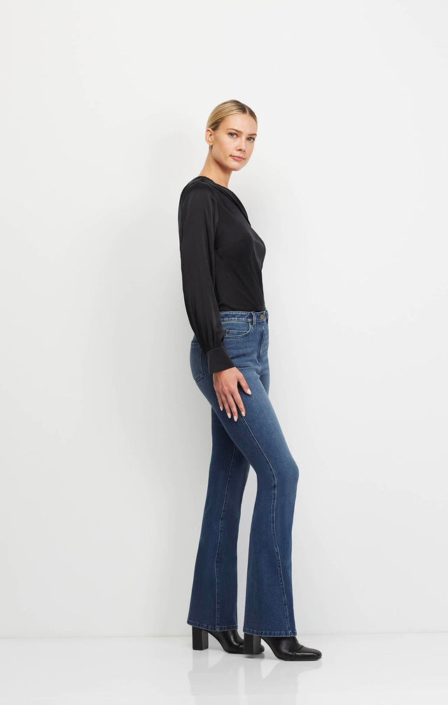 Weekender - Wide-Leg Jeans In Stretch Denim - On Model Image