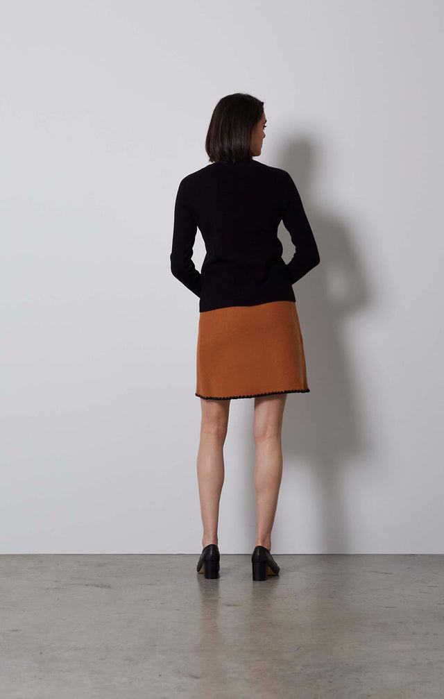 DOWNTOWN-BLACK SADDLE SLEEVE SWEATER-2-kn-2143-ON MODEL