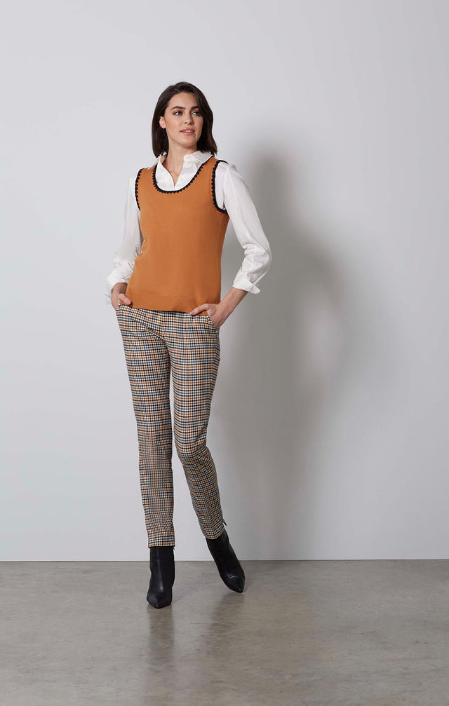 MAGNETIC-KNIT SHELL WITH SCALLOP EMBROIDERY-2-kn-2152-ON MODEL