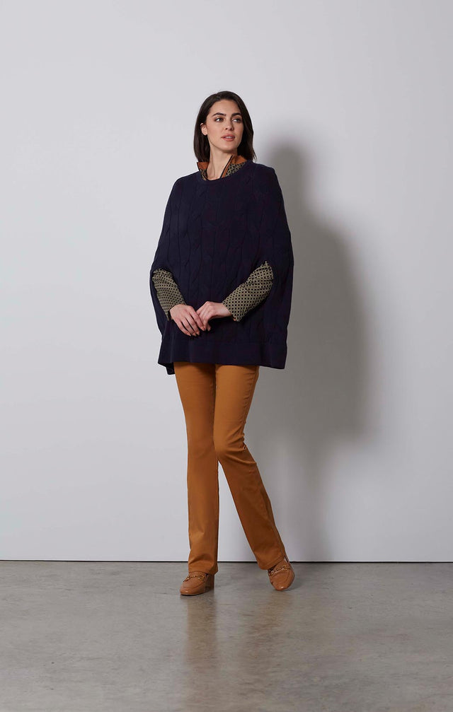 OSCILLATING-PONCHO IN OVERSIZED CABLE-KNIT-4-kn-2124-ON MODEL