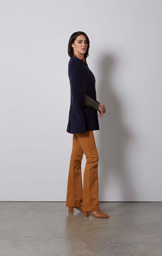 OSCILLATING-PONCHO IN OVERSIZED CABLE-KNIT-4-kn-2124-ON MODEL
