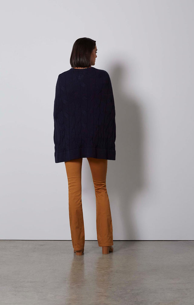 OSCILLATING-PONCHO IN OVERSIZED CABLE-KNIT-4-kn-2124-ON MODEL