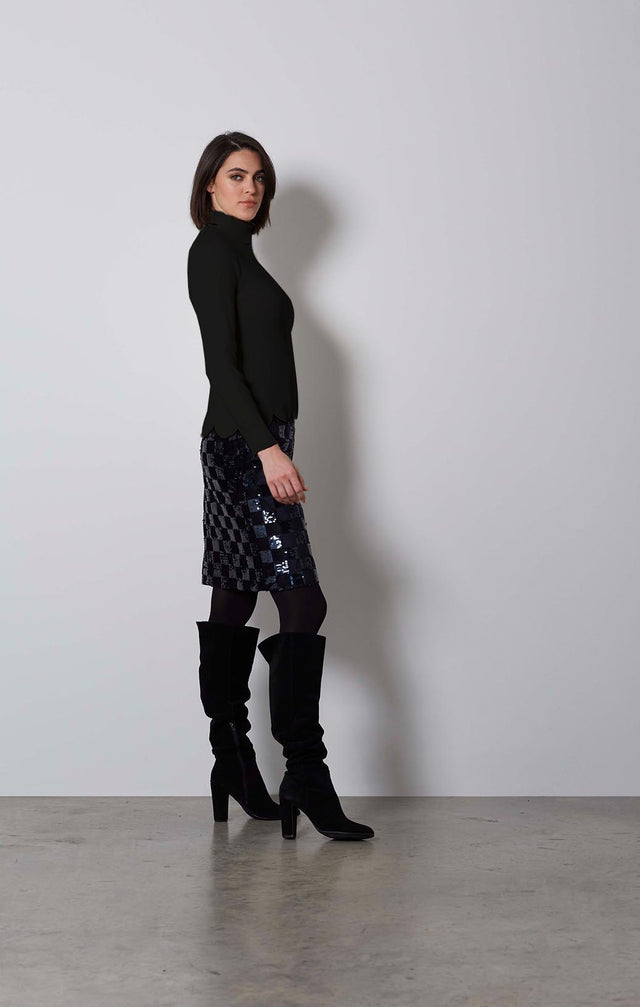ZIG-ZAG-BLK-RIBBED COTTON TURTLENECK-2-kn-1872-ON MODEL