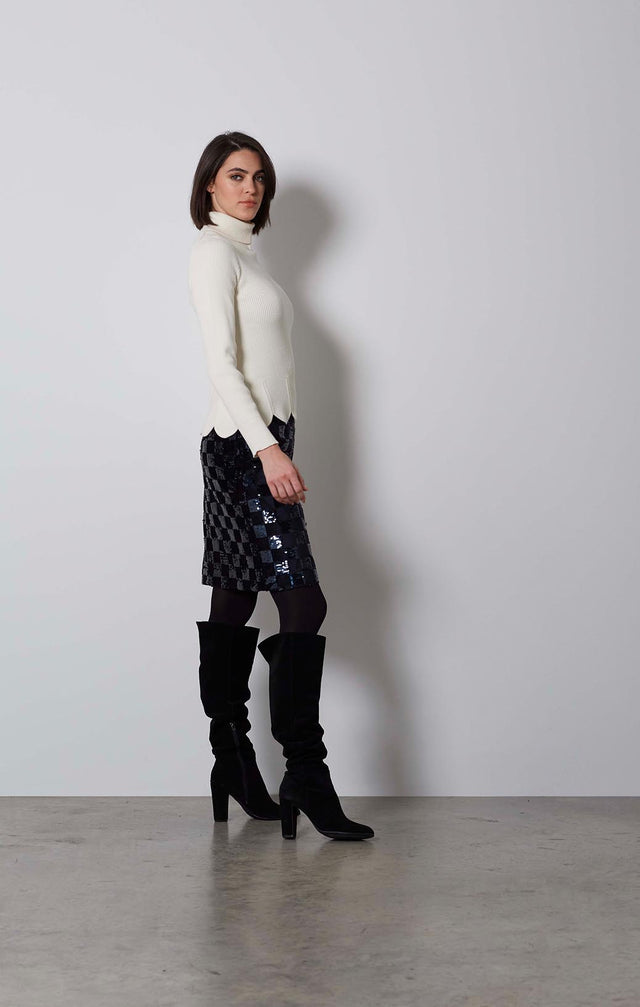 ZIG-ZAG-IVR-RIBBED COTTON TURTLENECK-2-kn-1833-ON MODEL