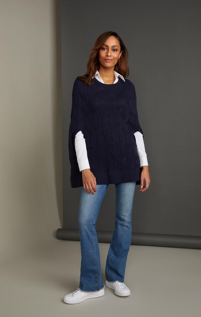 OSCILLATING-PONCHO IN OVERSIZED CABLE-KNIT-4-kn-2124-ON MODEL