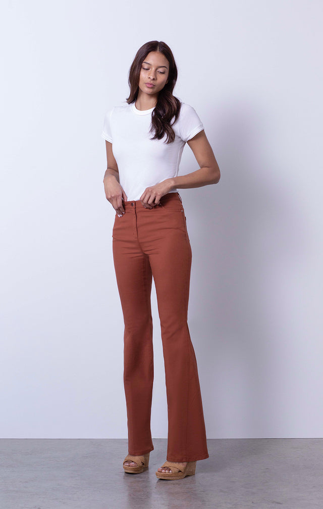Swirl Brown - Traveling Seam Jeans - On Model