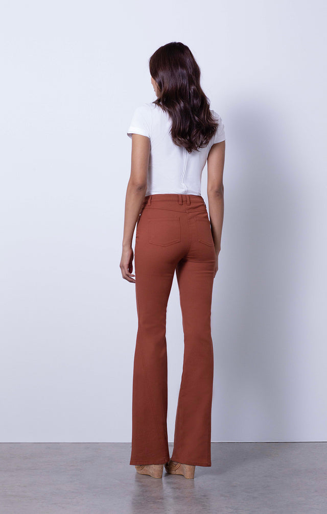 Swirl Brown - Traveling Seam Jeans - On Model
